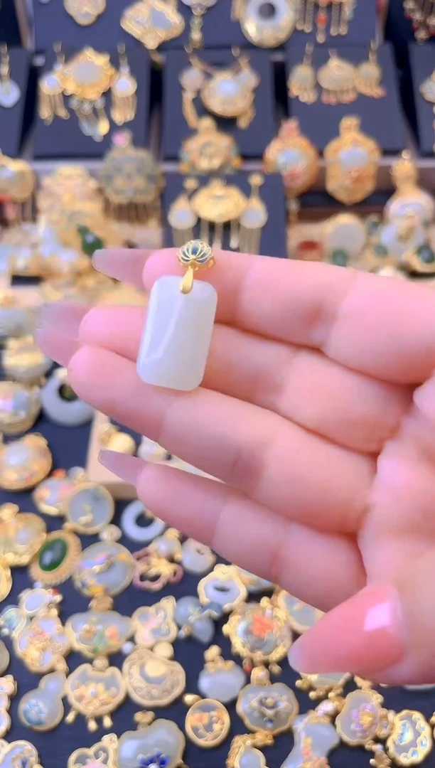 和田玉银S925镀金镶嵌颈饰莲花无事牌吊坠