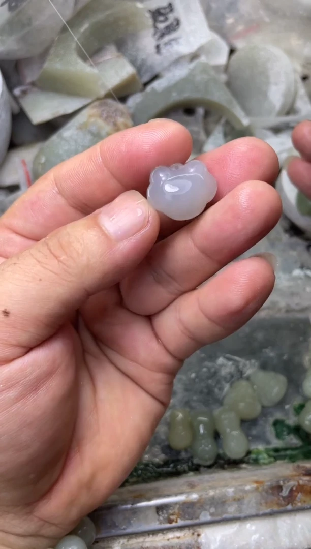 和田玉未镶嵌颈饰.