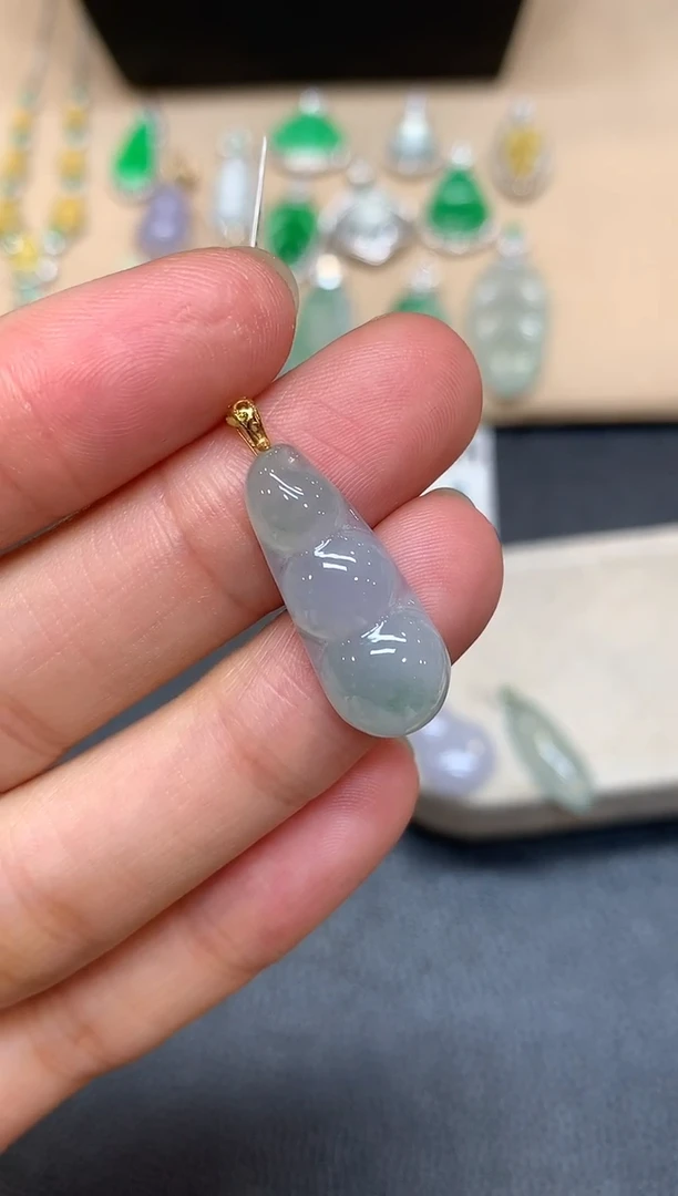 颈饰18K金镶嵌翡翠福豆【无服务费