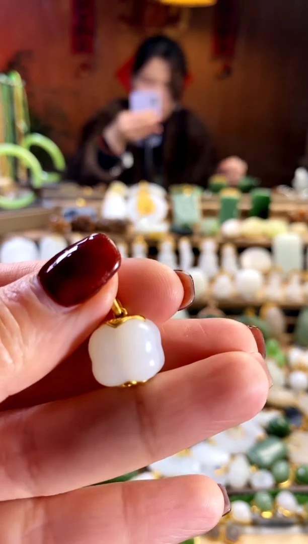 【闪购商品】和田玉吊坠18K金镶嵌。