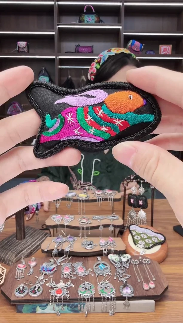 76蒙阿苏苗绣传承店