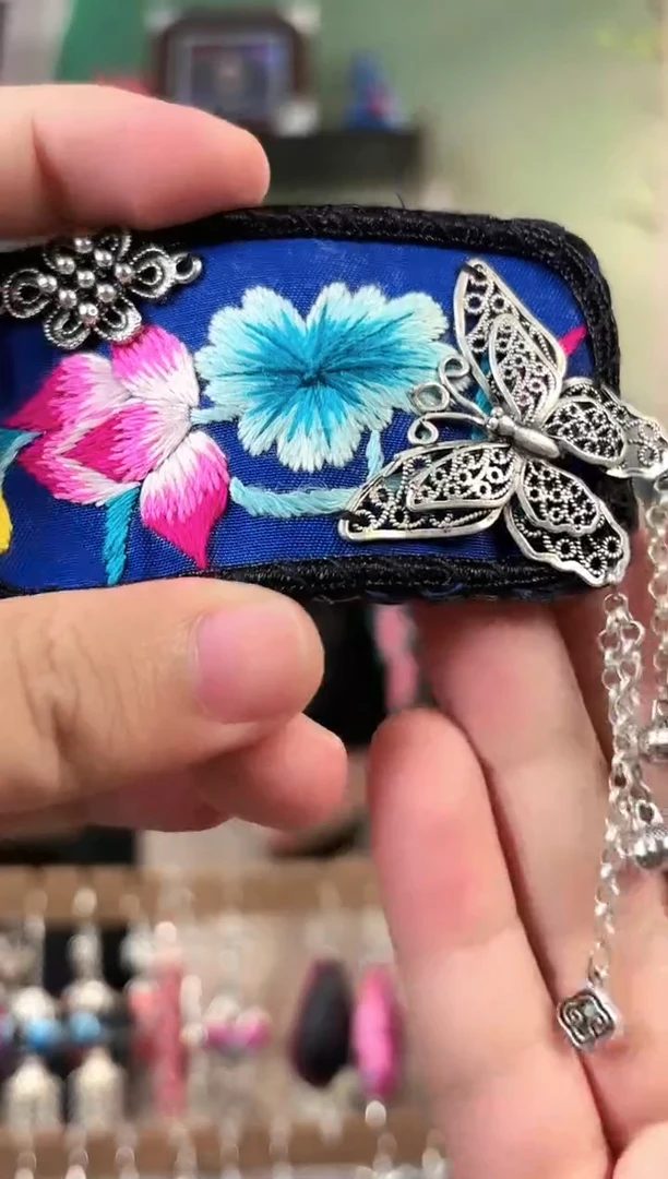 彩云南阁非遗老绣饰品63*