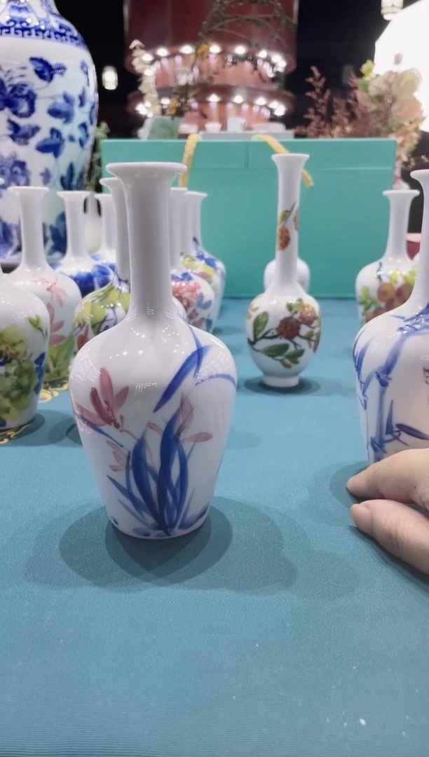 景德镇高温手绘釉下手绘兰花小花瓶