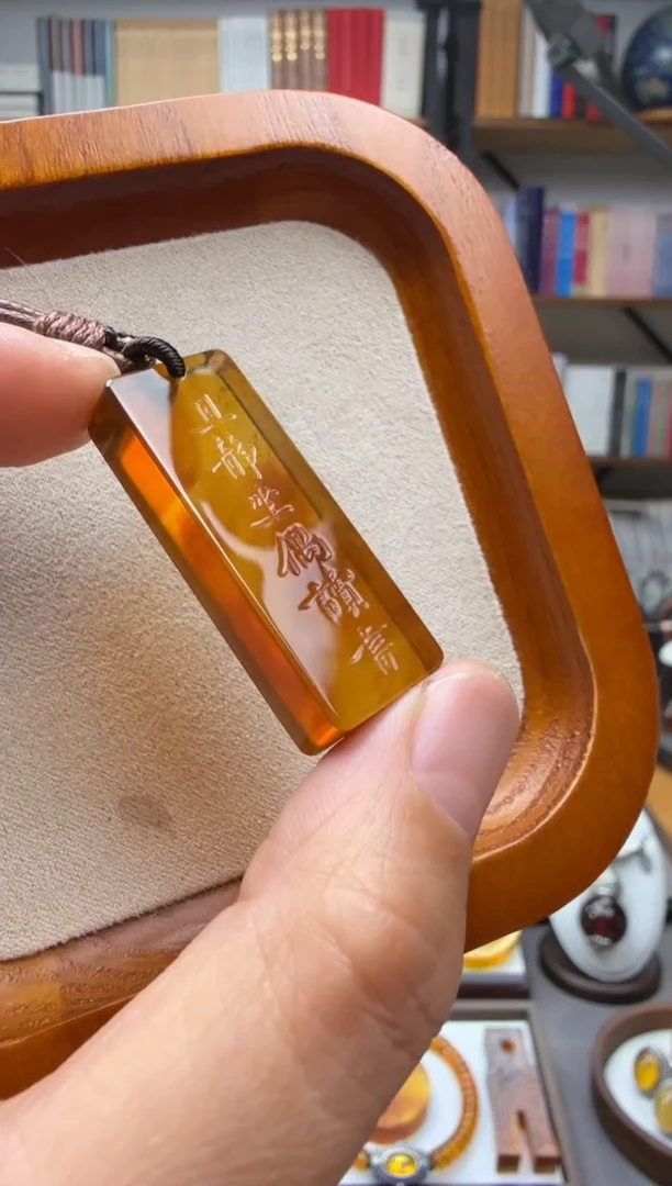 未镶嵌颈饰琥珀且静吊坠