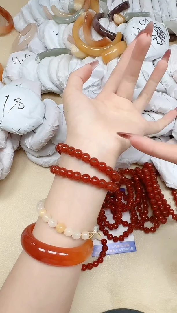 石英质玉手镯未镶嵌/红玛瑙手串