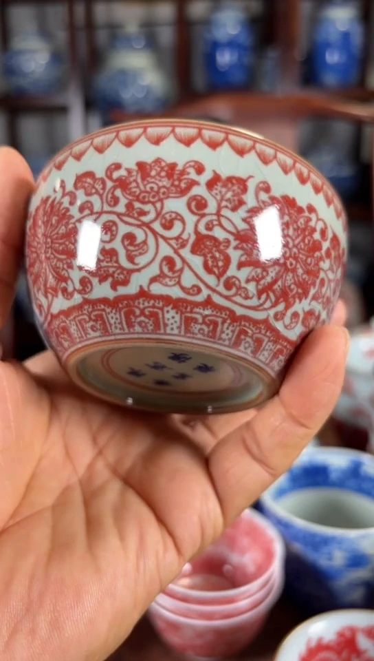柴窑釉里红缠枝莲杯杯