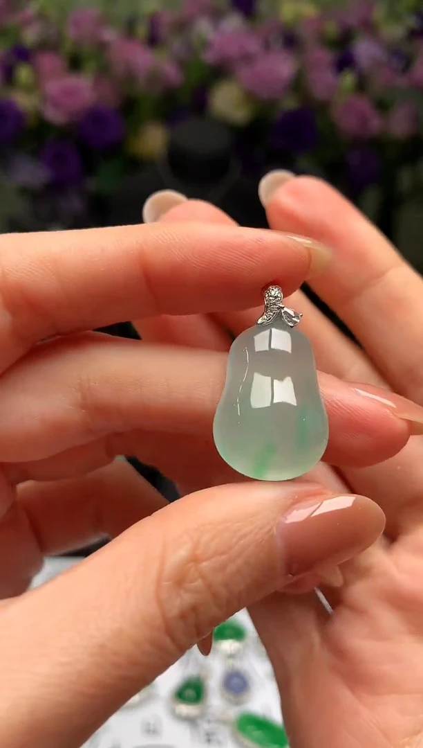 颈饰18K金镶嵌翡翠福瓜