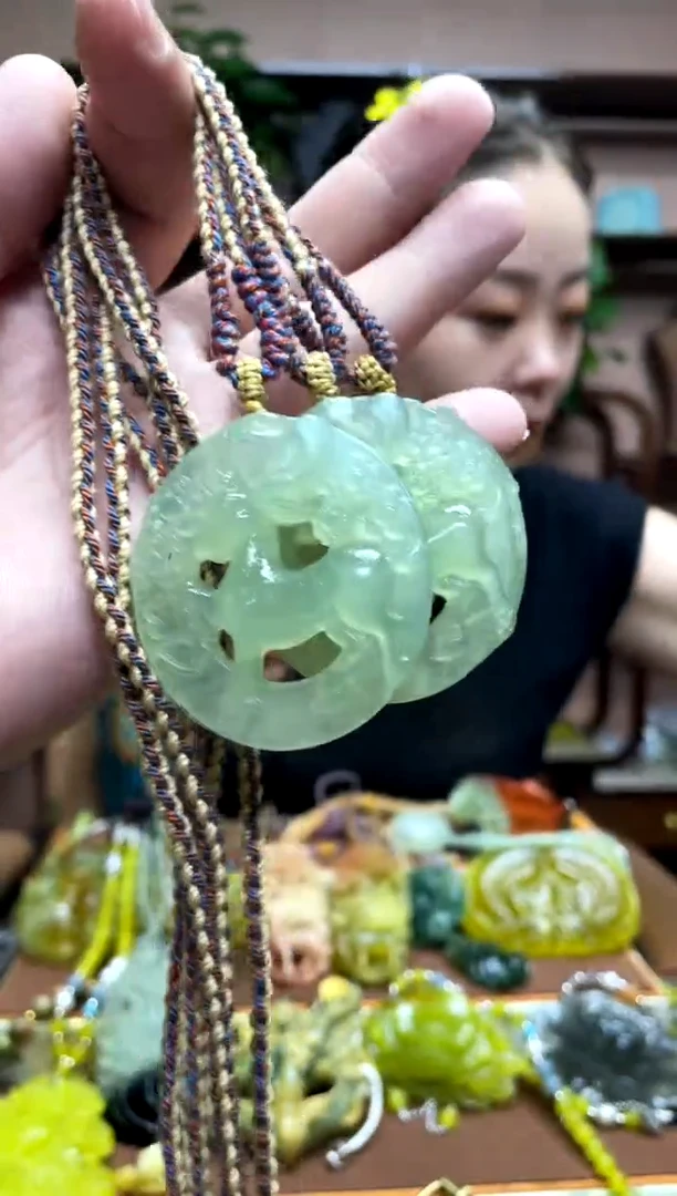 未镶嵌岫玉吊坠多样性发货发其中之一