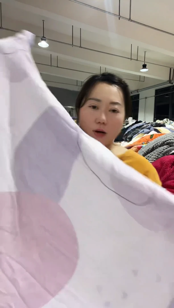 混纺主播手上展示的产品