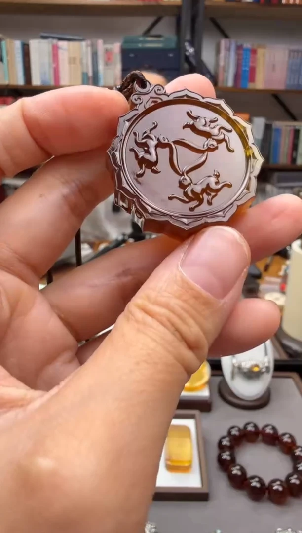 未镶嵌颈饰琥珀三兔共耳吊坠