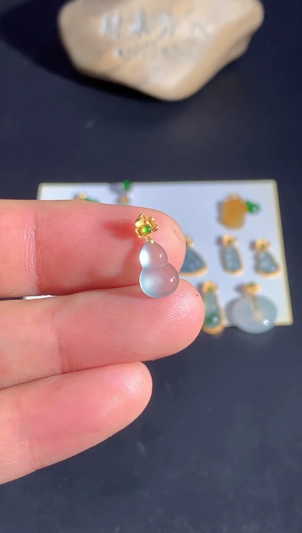 颈饰18K金镶嵌翡翠