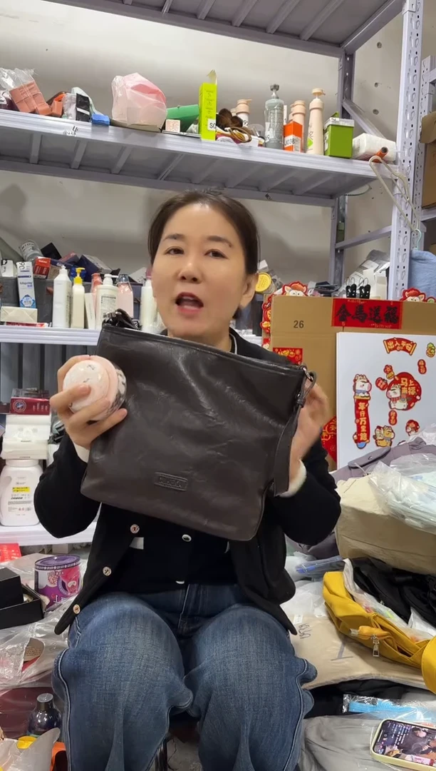 PU啦 宝宝们抓紧时间去下方链接拍吧发两瓶素颜霜加一个水砰砰