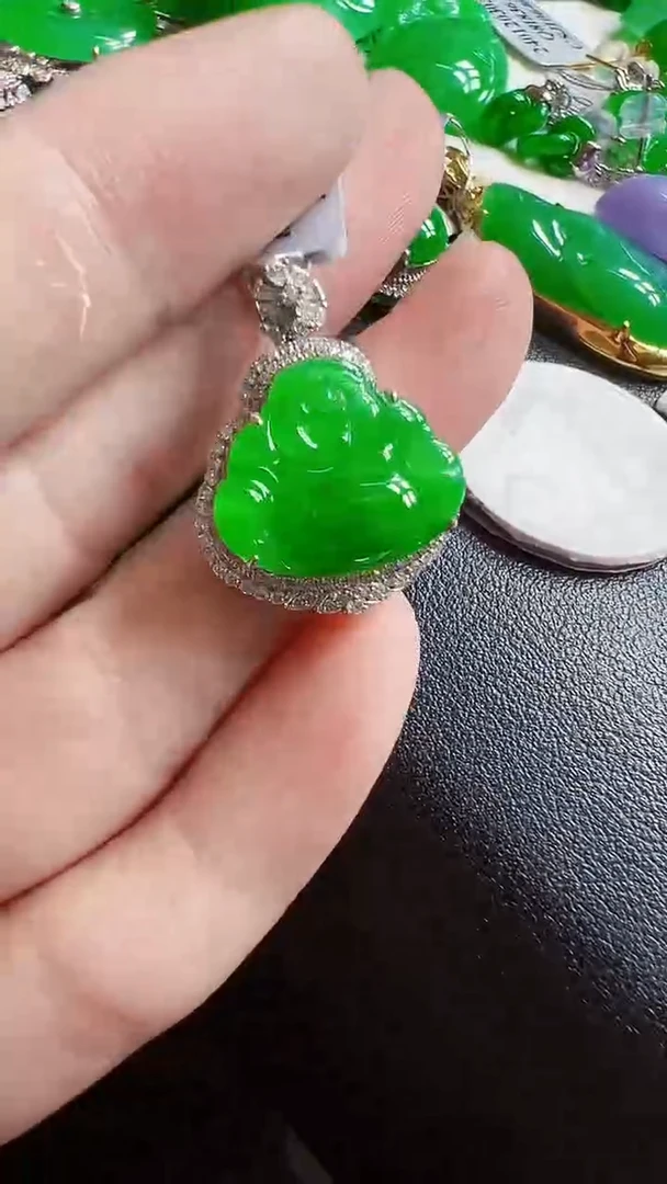 颈饰18K金镶嵌翡翠佛