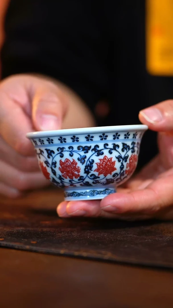 瓷用****2林泉风月釉里红缠枝莲内青花狮心压手杯