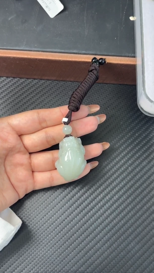吊坠(赠链)未镶嵌和田玉且末微色差近矿貔貅吊坠j