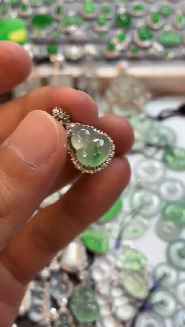 吊坠(不含链)18K金镶嵌翡翠葫芦