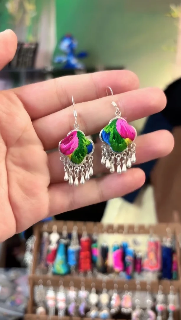 彩云南阁非遗老绣饰品612