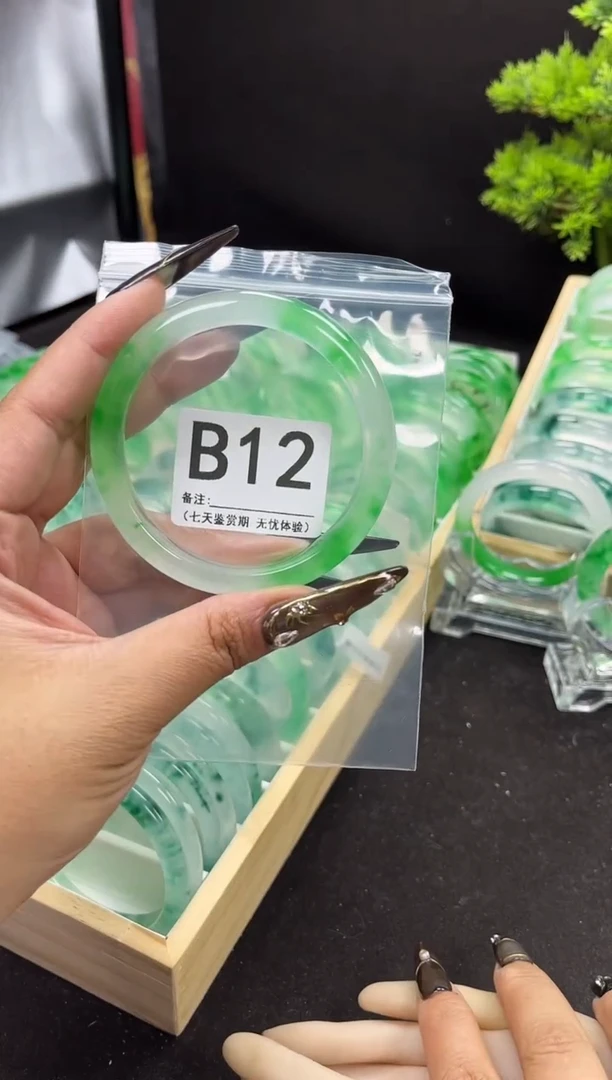 【闪购商品】石英岩玉手镯未镶嵌B12