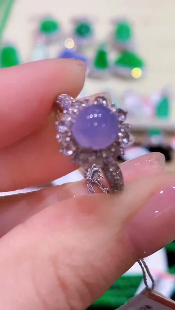 18K金镶嵌戒指翡翠多样性发其一