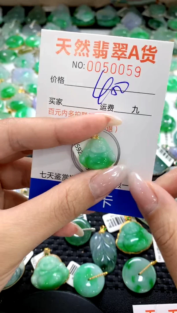 翡翠18K金镶嵌颈饰1111111111111111