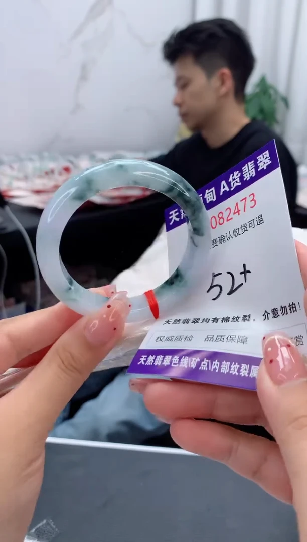 未镶嵌手镯翡翠有纹，完美者勿拍
