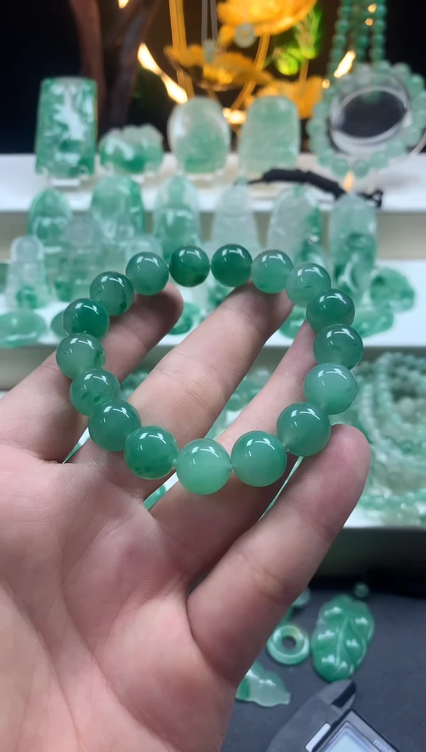 石英质玉（非洲翠）手串未镶嵌卡12珠串