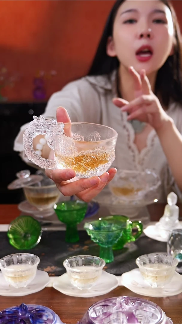 古法琉璃白色侧把龙杯