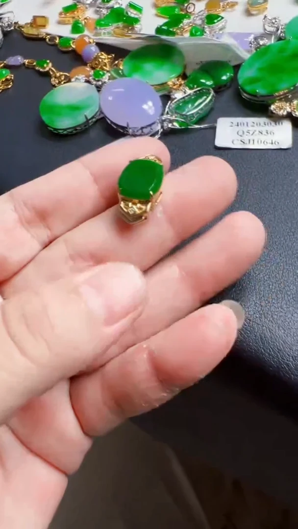 翡翠18K金镶嵌颈饰吊坠