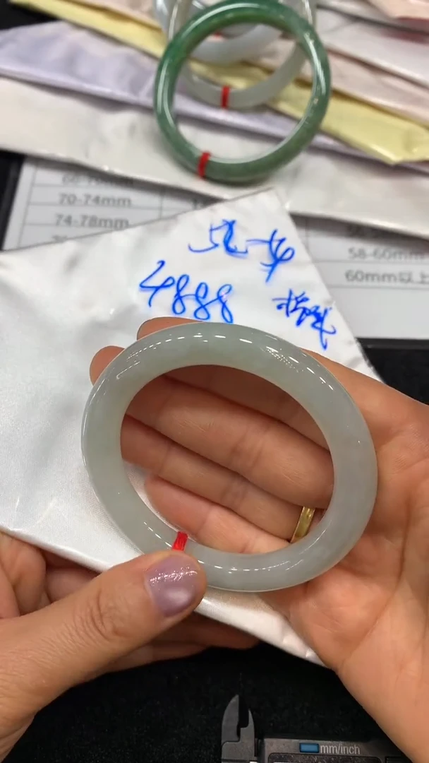 【闪购商品】翡翠手镯未镶嵌圆条52-54买断价不退换棉线