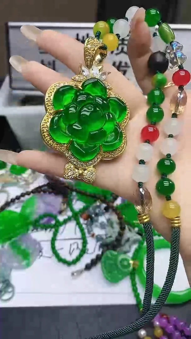 冰满绿牡丹花吊坠V06