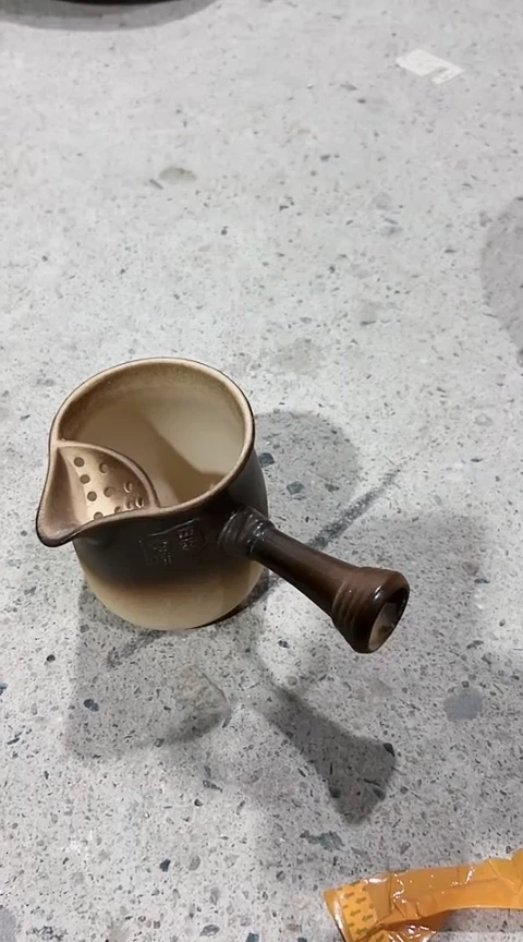 瑕疵粗陶手把壶。。