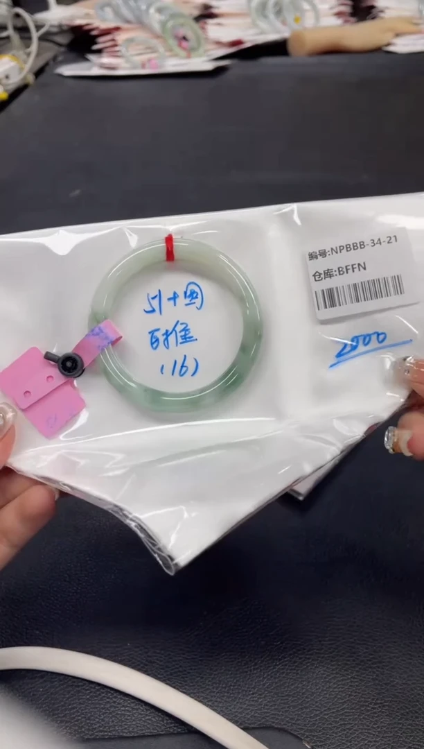 翡翠手镯未镶嵌翡翠手镯