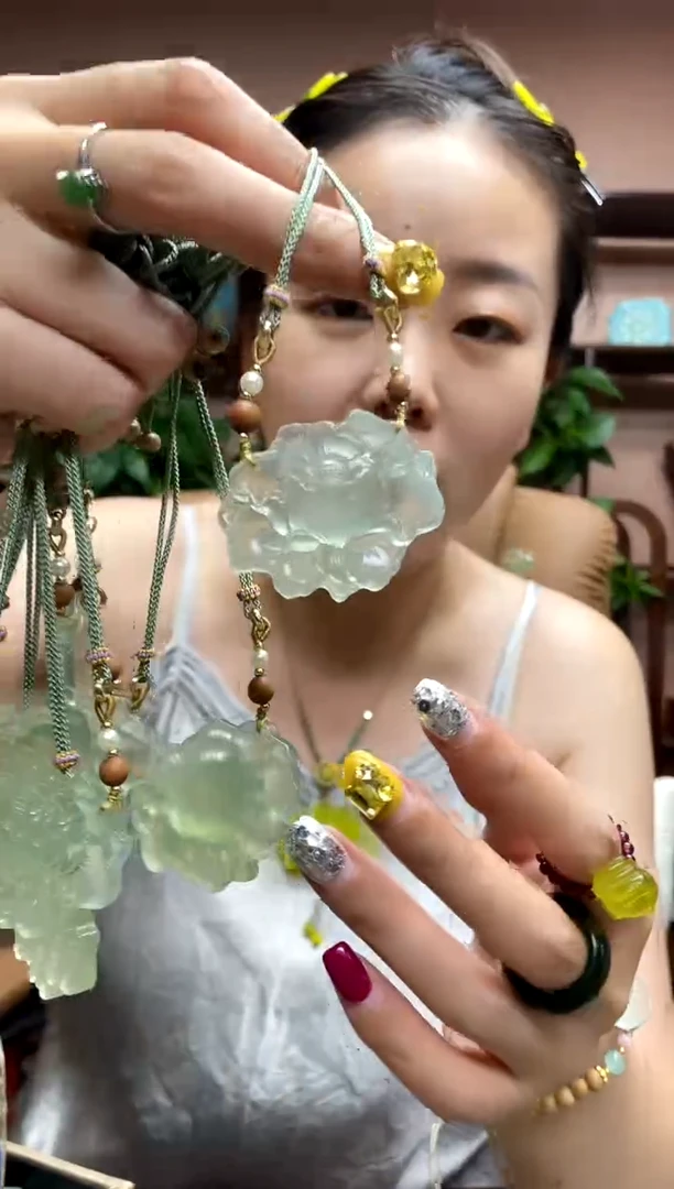 岫玉未镶嵌吊坠多样性发货发其中之一