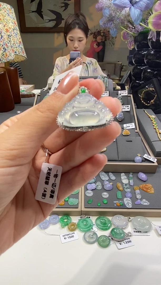 颈饰18K金镶嵌翡翠佛公