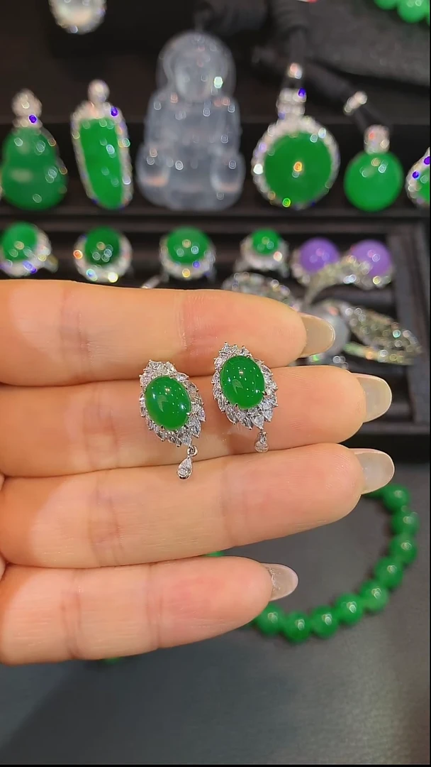 18K金镶嵌翡翠耳饰耳钉