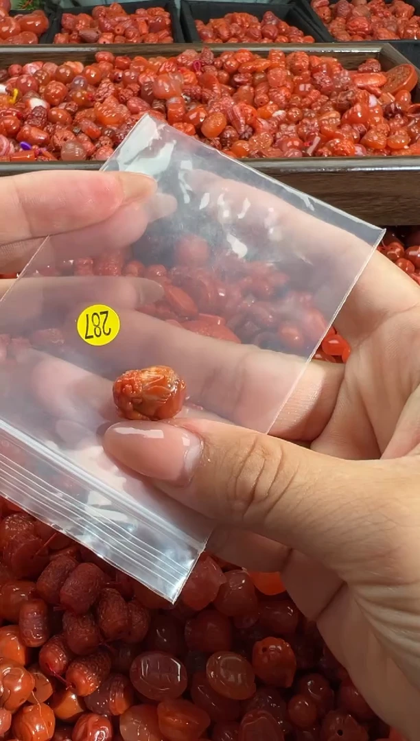 南红玛瑙未镶嵌颈饰1