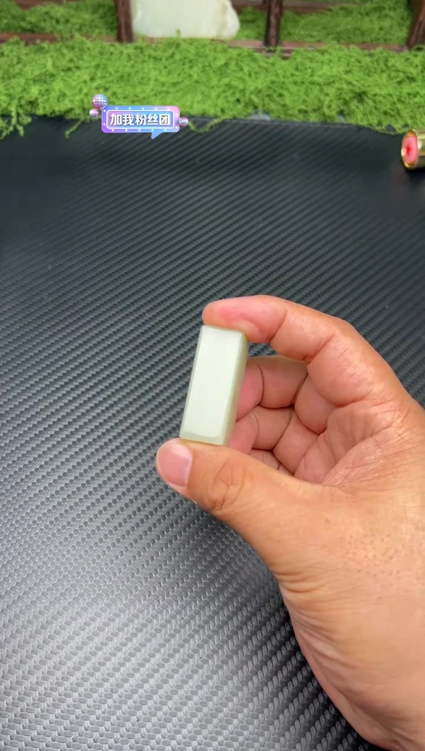 吊坠(赠链)未镶嵌和田玉且末微色差迪克兰二细吊坠