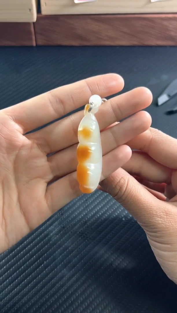 吊坠(赠链)未镶嵌和田玉若羌微色差