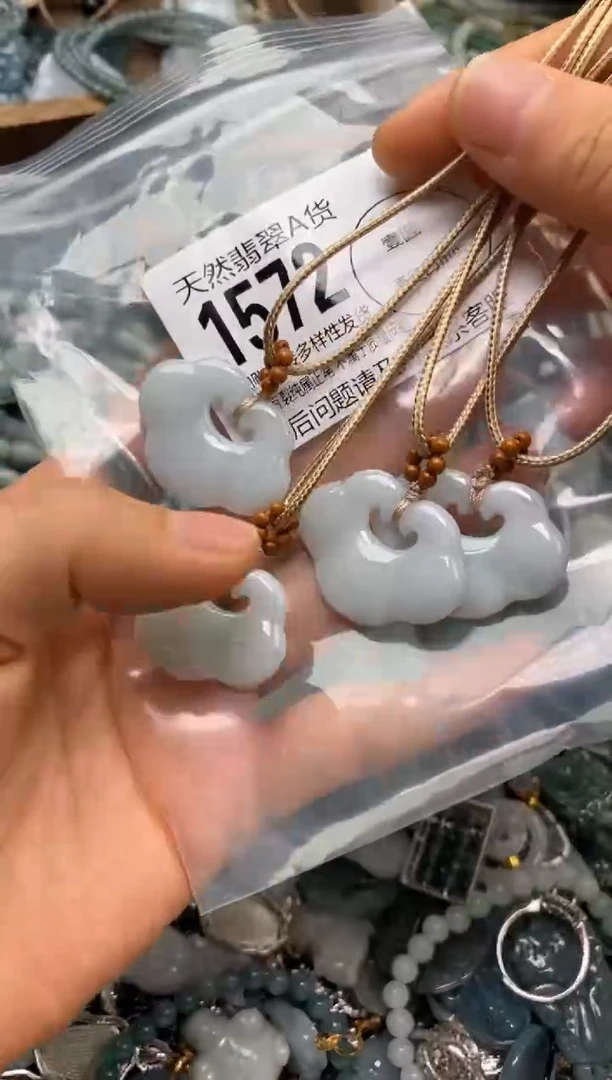 翡翠未镶嵌颈饰多样性发其一1572