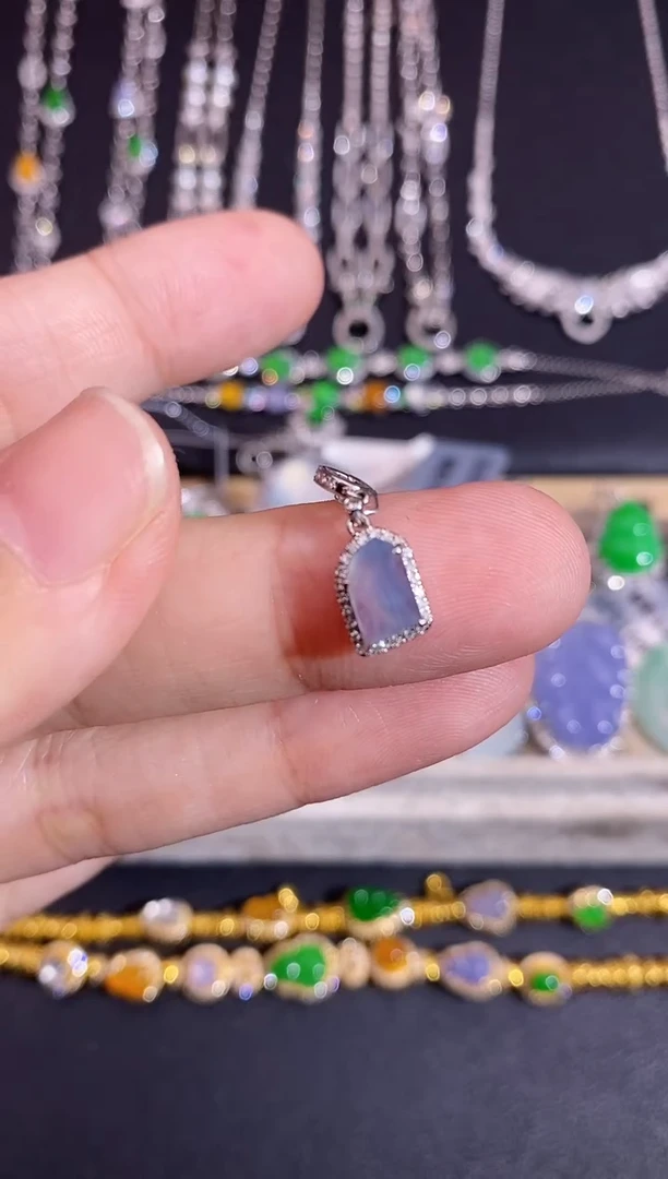 颈饰18K金镶嵌翡翠吊坠