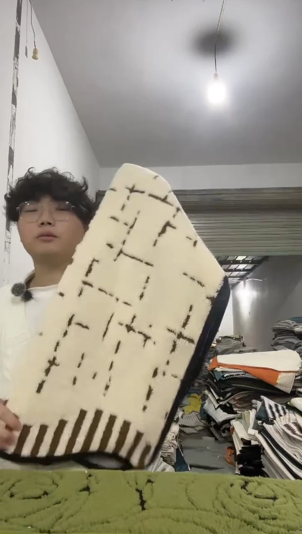 雪尼尔70*70福利品米白色羊羔绒