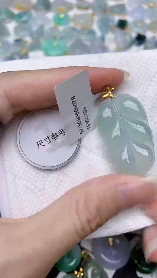 颈饰18K金镶嵌翡翠天然A货翡翠