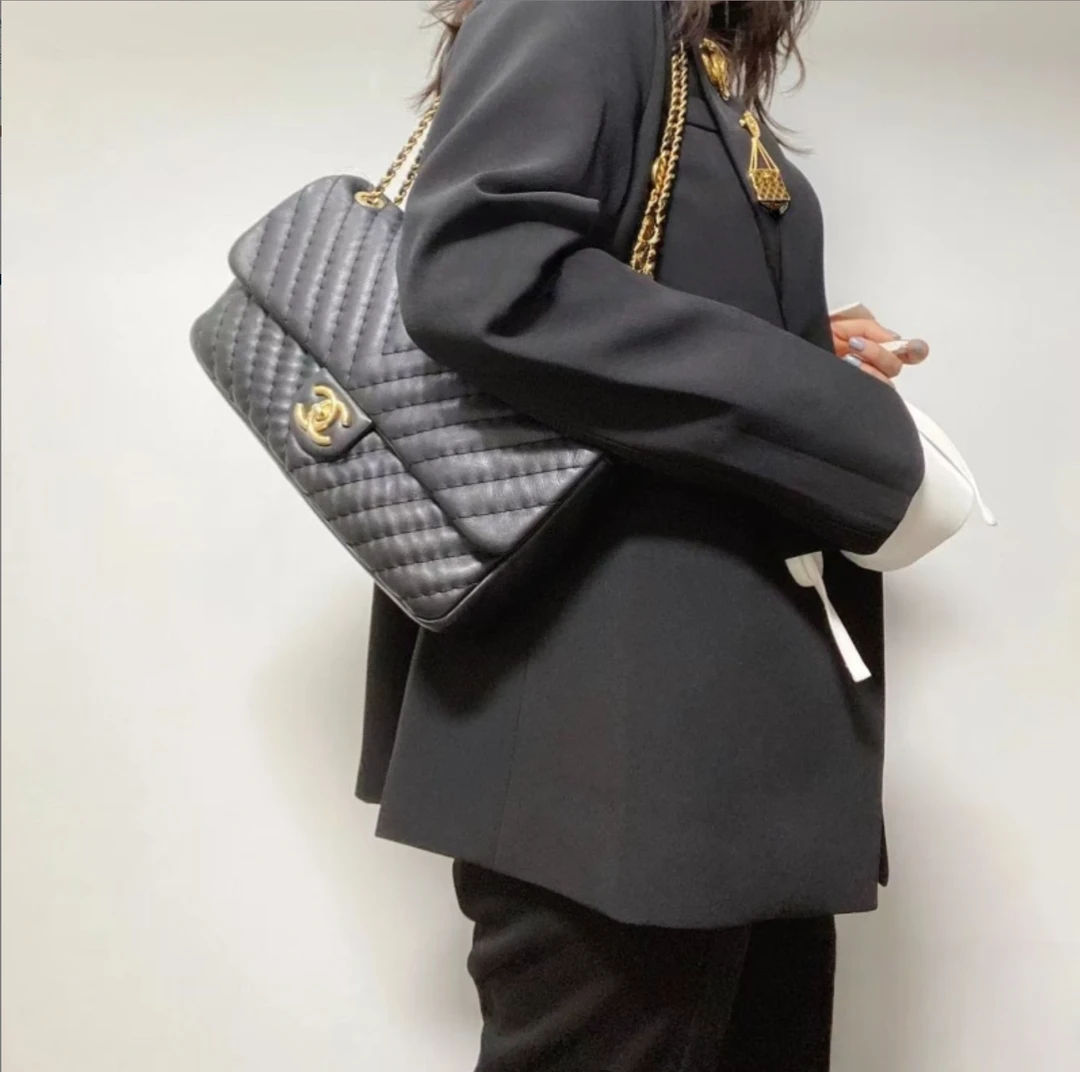 95新 Chanel/香奈儿 黑金V纹牛皮金币铭牌单肩包 底长30 16开带卡