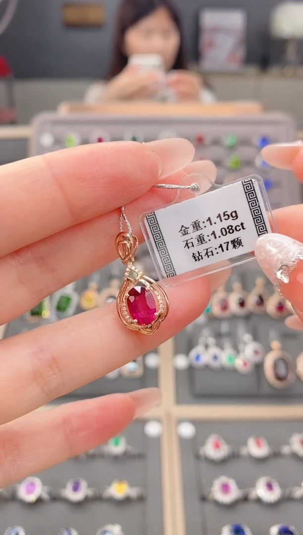 18K金镶嵌颈饰碧玺1.08