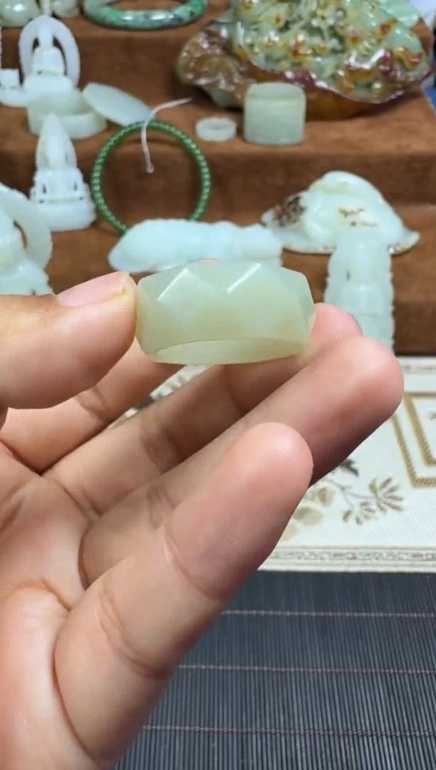 颈饰未镶嵌翡翠1