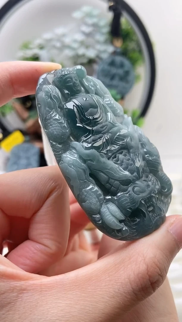 翡翠未镶嵌颈饰大日如来