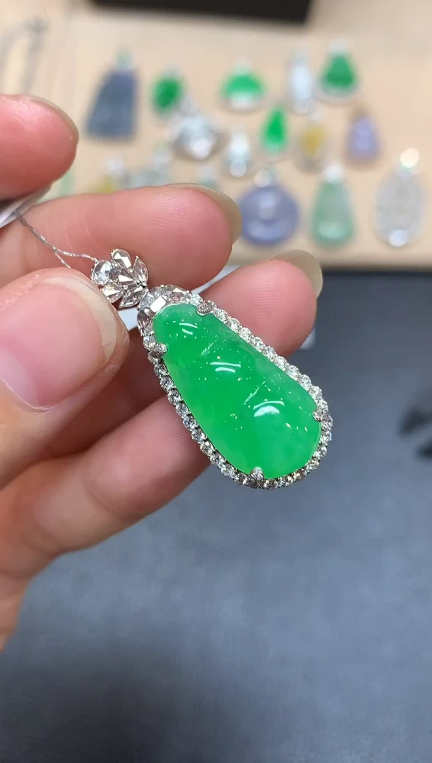 颈饰18K金镶嵌翡翠福豆【无服务费