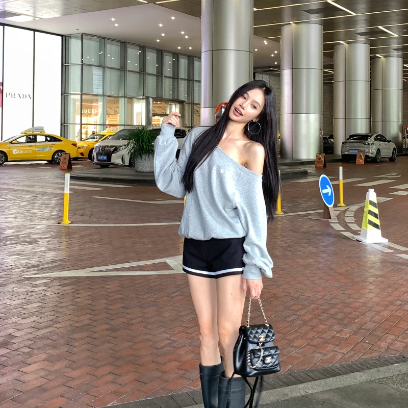 露肩斜肩小标宽松套头卫衣设计感百搭显瘦百搭运动短裤两件套