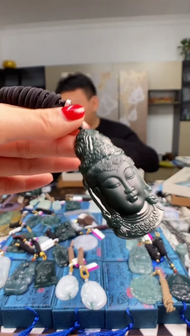 颈饰未镶嵌翡翠 多样性发其一