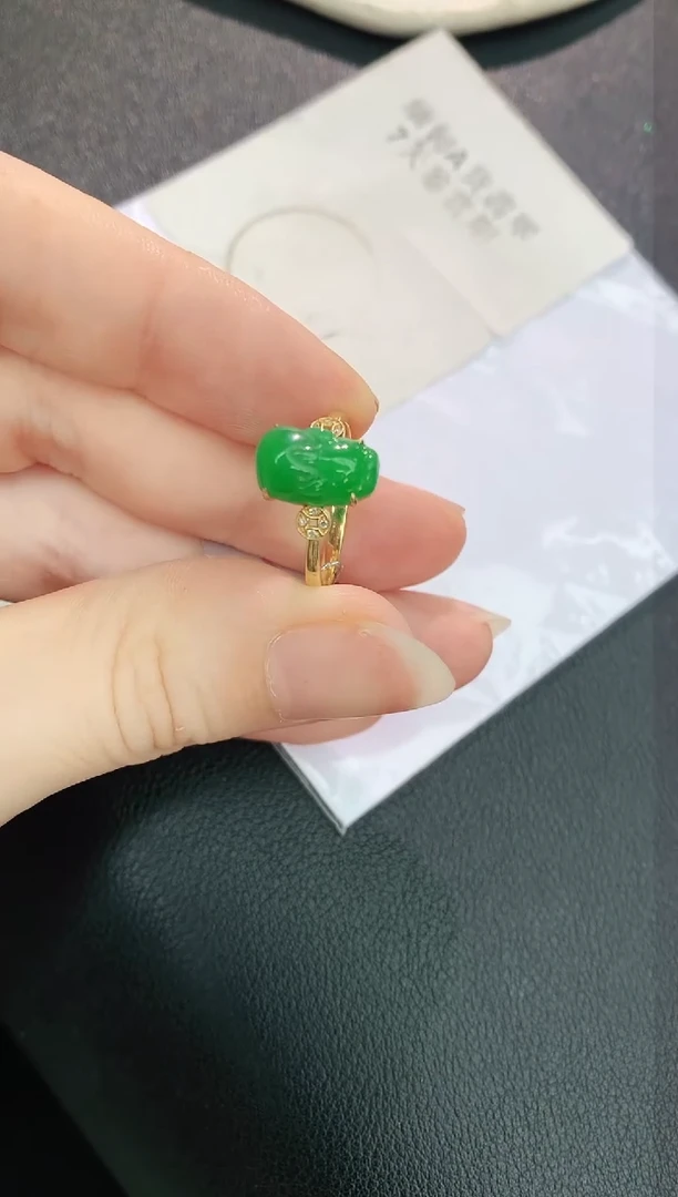 18K金镶嵌戒指翡翠赠礼盒证书 珍珍